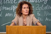Sieglinde Flocki (Marie-Lou Sellem) ist Lenas Jura-Dozentin und Vorbild.