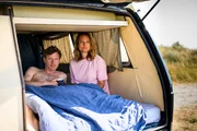 Nach einer gemeinsamen Nacht im Van teilen Henk Cassens (Maxim Mehmet) und Anna Mansholt (Marie Burchard) einen stillen Moment. Könnte das der Anfang einer gemeinsamen Zukunft sein? Nach einer gemeinsamen Nacht im Van teilen Henk Cassens (Maxim Mehmet) und Anna Mansholt (Marie Burchard) einen stillen Moment. Könnte das der Anfang einer gemeinsamen Zukunft sein?