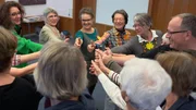Die Teilnehmer des Gl&uuml;ckskurses wollen das Gl&uuml;ck erlernen.