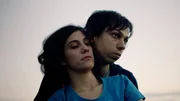 Jona (Naomi Achternbusch) ist verliebt in Ferdi (Tom Lass). Wird er hinter ihr Geheimnis kommen? Jona (Naomi Achternbusch) ist verliebt in Ferdi (Tom Lass). Wird er hinter ihr Geheimnis kommen?