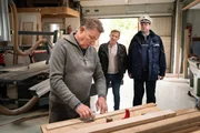 Overbeck (Roland Jankowsky, M.) und Polizist Lüdke (Andreas Merker, r.) suchen den Tischlermeister Karl Fürstenberg (Hans Brückner, l.) auf, um ihn nach dem Verbleib seines Sohnes zu befragen. Overbeck (Roland Jankowsky, M.) und Polizist Lüdke (Andreas Merker, r.) suchen den Tischlermeister Karl Fürstenberg (Hans Brückner, l.) auf, um ihn nach dem Verbleib seines Sohnes zu befragen.