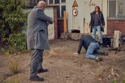 Alex' (Aylin Tezel, r.) und Nowak (Özgür Karadeniz, l.) haben einen Verdächtigen, Mihail Gabor (Alexandru Cirneala, M.) gestellt. Alex' (Aylin Tezel, r.) und Nowak (Özgür Karadeniz, l.) haben einen Verdächtigen, Mihail Gabor (Alexandru Cirneala, M.) gestellt.
