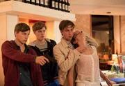 Florian Feddersen (Timmi Trinks) Moritz Fürstenberg (Til Schindler) und Paul Feddersen (Jan Hendrik Kiefer, v.l.n.r.) nehmen Bettina Findeisen (Karin Hanczewski, r.) als Geisel. Florian Feddersen (Timmi Trinks) Moritz Fürstenberg (Til Schindler) und Paul Feddersen (Jan Hendrik Kiefer, v.l.n.r.) nehmen Bettina Findeisen (Karin Hanczewski, r.) als Geisel.