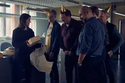 Die junge Kommissarin Alex Enders (Aylin Tezel, l.) erwartet ihr erstes Baby. Ihre engsten Kollegen Paul Nowak (Özgür Karadeniz, 2.v.r.), Küken (Karl Schaper, 2.v.l.) und Rensmann (Sascha Nathan, M.) verabschieden sie mit Kuchen und Geschenken in den Mutterschutz. Die junge Kommissarin Alex Enders (Aylin Tezel, l.) erwartet ihr erstes Baby. Ihre engsten Kollegen Paul Nowak (Özgür Karadeniz, 2.v.r.), Küken (Karl Schaper, 2.v.l.) und Rensmann (Sascha Nathan, M.) verabschieden sie mit Kuchen und Geschenken in den Mutterschutz.