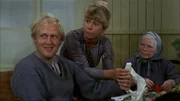 Alfred (Björn Gustafson) hat sich beim Schnitzen in den Daumen geschnitten. Die Magd Lina (Maud Hansson) verbindet ihn. Alfred (Björn Gustafson) hat sich beim Schnitzen in den Daumen geschnitten. Die Magd Lina (Maud Hansson) verbindet ihn.
