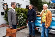 Winklers Neugier wird unfreiwillig geweckt, als Mike mit Joseph &uuml;bereifrig zur Goldsuche aufbricht. Von links: Winkler (Florian Stadler), Mike (Harry Blank) und Joseph (Michael Vogtmann).