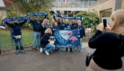 Die neue Folge der WDR-Reihe „Meine Heimat. Mein Verein“ geht dem Mythos VfL auf die Spur und zeigt die enge Verbindung von Stadt und Verein. Filmemacher Wilm Huygen hat Menschen getroffen, für die der Verein Heimat und manchmal sogar Lebensmittelpunkt ist. - Fanclub FlamingBOs im Tierpark Bochum. Die neue Folge der WDR-Reihe „Meine Heimat. Mein Verein“ geht dem Mythos VfL auf die Spur und zeigt die enge Verbindung von Stadt und Verein. Filmemacher Wilm Huygen hat Menschen getroffen, für die der Verein Heimat und manchmal sogar Lebensmittelpunkt ist. - Fanclub FlamingBOs im Tierpark Bochum.