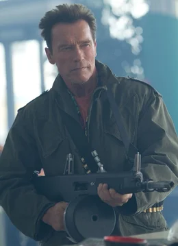 Auch er geh&ouml;rt zu der Truppe todesmutiger M&auml;nner, die die erste Schlacht &uuml;berlebt haben und nun von Barney Ross erneut auf eine t&ouml;dliche Mission geschickt werden: Trench (Arnold Schwarzenegger) ...