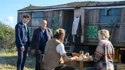 Gunnar Schmied (Zhenja Isaak, 2.v.r.) wohnt direkt am Tatort und hatte Streitigkeiten mit dem Opfer. Genau wie Tatjana Kling (Judith Neumann, r.), die seine wissenschaftliche Mitarbeiterin gewesen ist. Chefkommissar Jan-Hinrich Reuter (Udo Kroschwald, 2.v.l.) und Eddi Jansons (Gustavs Gailus, l.) haben deshalb beide im Verdacht. Gunnar Schmied (Zhenja Isaak, 2.v.r.) wohnt direkt am Tatort und hatte Streitigkeiten mit dem Opfer. Genau wie Tatjana Kling (Judith Neumann, r.), die seine wissenschaftliche Mitarbeiterin gewesen ist. Chefkommissar Jan-Hinrich Reuter (Udo Kroschwald, 2.v.l.) und Eddi Jansons (Gustavs Gailus, l.) haben deshalb beide im Verdacht.