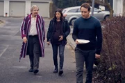 Alex‘ Vater Richard Enders (André Jung, l.) ist an Alzheimer erkrankt und erinnert sich manchmal selbst an seine eigene Tochter nicht mehr. Er lebt nun im Pflegeheim, während Alex (Aylin Tezel, M.) und Leif (Sebastian Zimmler, r.) in das Familienhaus eingezogen sind, wo Richard öfters unvermittelt auftaucht. Alex‘ Vater Richard Enders (André Jung, l.) ist an Alzheimer erkrankt und erinnert sich manchmal selbst an seine eigene Tochter nicht mehr. Er lebt nun im Pflegeheim, während Alex (Aylin Tezel, M.) und Leif (Sebastian Zimmler, r.) in das Familienhaus eingezogen sind, wo Richard öfters unvermittelt auftaucht.