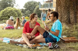 W&auml;hrend der Sommer voranschreitet, n&auml;hern sich Mira (Anouk Elias, l.) und Simon (Tyrell Otoo, r.) weiter an.