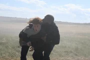 Sigur Johanson (Alexander Karim) will Charlie (Leonie Benesch) vor dem drohenden Unheil retten. Sigur Johanson (Alexander Karim) will Charlie (Leonie Benesch) vor dem drohenden Unheil retten.