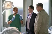 Strahl (Christoph Tomanek, l.) teilt Lars (Ingo Naujoks, 2.v.r.) und Finn (Sven Martinek, r.) seine Erkenntnisse aus der Obduktion mit. Strahl (Christoph Tomanek, l.) teilt Lars (Ingo Naujoks, 2.v.r.) und Finn (Sven Martinek, r.) seine Erkenntnisse aus der Obduktion mit.