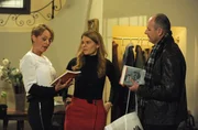 Nach Elviras Seitenhieben will Hubert mit professionellen Erziehungstipps trumpfen. Von links: Elvira (Jo Kern), Uschi Kirchleitner (Silke Popp) und Hubert Kirchleitner (Bernhard Ulrich).