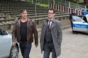 ARD HEITER BIS TÖDLICH - MORDEN IM NORDEN, III. Staffel der Krimiserie am Vorabend mit 8 neuen Folgen, Folge 41 "Blutgrätsche" am Dienstag (18.11.14) um 18.50 Uhr im Ersten. Finn Kiesewetter (Sven Martinek, l.) und Lars Englen (Ingo Naujoks, r.) ermitteln in Fußballerkreisen. Der Schiedsrichter Michael Rost wurde nach einem Spiel tot in seiner Kabine aufgefunden. ARD HEITER BIS TÖDLICH - MORDEN IM NORDEN, III. Staffel der Krimiserie am Vorabend mit 8 neuen Folgen, Folge 41 "Blutgrätsche" am Dienstag (18.11.14) um 18.50 Uhr im Ersten. Finn Kiesewetter (Sven Martinek, l.) und Lars Englen (Ingo Naujoks, r.) ermitteln in Fußballerkreisen. Der Schiedsrichter Michael Rost wurde nach einem Spiel tot in seiner Kabine aufgefunden.