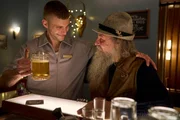 Rafael (Ben Felipe, l.) verbringt am liebsten die letzte Runde im alten Jahr mit seinem Stammgast Gandalf (Uwe Jannaschk, r.). Doch plötzlich ist sein Barhocker verwaist. Rafael (Ben Felipe, l.) verbringt am liebsten die letzte Runde im alten Jahr mit seinem Stammgast Gandalf (Uwe Jannaschk, r.). Doch plötzlich ist sein Barhocker verwaist.