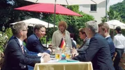Im &bdquo;Standby&ldquo;-Ruhestand: Aber wenn es hart auf hart kommt, steigt Hermine (Hannelore Hoger) in den Ring und macht dem Hotelgast Kai Kressin (Florian Panzner) und seine Anwaltskollegen deutlich klar, dass ihre Anwesenheit im Hotel nicht l&auml;nger gew&uuml;nscht ist.