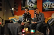 Kumpel Seppi gibt Christian Flirt-Tipps. Von links: Seppi (Michael Spiess) und Christian Preissinger (Marinus Kaffl). Kumpel Seppi gibt Christian Flirt-Tipps. Von links: Seppi (Michael Spiess) und Christian Preissinger (Marinus Kaffl).