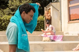 F&uuml;r Simon (Tyrell Otoo) beginnt ein Versteckspiel, als er pl&ouml;tzlich seine Stiefmutter im Freibad zu sehen glaubt.