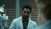 Rahim Amir (Eidin Jalali), ein junger Doktorand am meeresbiologischen Institut in Kiel, berichtet seiner Chefin über das Experiment mit den Eiswürmern. Rahim Amir (Eidin Jalali), ein junger Doktorand am meeresbiologischen Institut in Kiel, berichtet seiner Chefin über das Experiment mit den Eiswürmern.
