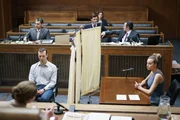 Chloe (Nadia Parkes, r.) sitzt bei der Vorverhandlung hinter einem Sichtschutz, um nicht direkt mit MD(Julian Świeżewski, 2.v.r.) konfrontiert zu werden. Anwesend sind auch dessen Verteidiger Cosmo De Rose (Fabrizio Matteini, l.) sowie Francesco (Lorenzo Richelmy, 3.v.l.), Nicoletta (Elenora Romandini, 3.v.l.) und Staatsanwalt Storari (Sergio Romano, 2.v.l.). Chloe (Nadia Parkes, r.) sitzt bei der Vorverhandlung hinter einem Sichtschutz, um nicht direkt mit MD(Julian Świeżewski, 2.v.r.) konfrontiert zu werden. Anwesend sind auch dessen Verteidiger Cosmo De Rose (Fabrizio Matteini, l.) sowie Francesco (Lorenzo Richelmy, 3.v.l.), Nicoletta (Elenora Romandini, 3.v.l.) und Staatsanwalt Storari (Sergio Romano, 2.v.l.).