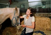 Große Liebe: Alina (Marett Katalin Klahn) mit ihrem Traumpferd Silverado in einer Box. Große Liebe: Alina (Marett Katalin Klahn) mit ihrem Traumpferd Silverado in einer Box.