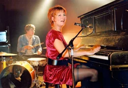 Lena (Suzanne von Borsody) hat ihren Auftritt in einer Kleinkunstkneipe.