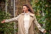 Amelie Strassmann (Eva Luca Klemmt) kommt uneingeladen auf die Party in der WG von Lena, Flo und Ra&uacute;l.