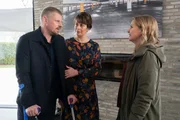 Vera Lanz (Katharina Böhm, r.) verdächtigt Clark Hellmann (Martin Gruber), Kunde bei der angegriffenen Prostituierten Anja Wertling gewesen zu sein. Dieser streitet jedoch zunächst alles ab (mi.: Georgia Stahl). Vera Lanz (Katharina Böhm, r.) verdächtigt Clark Hellmann (Martin Gruber), Kunde bei der angegriffenen Prostituierten Anja Wertling gewesen zu sein. Dieser streitet jedoch zunächst alles ab (mi.: Georgia Stahl).
