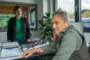 Lilli Gruber (Ronja Forcher) befindet sich in einem Dilemma: Sie weiß nicht, wie sie mit dem Angebot von Rolf Pflüger (Wolfram Berger) umgehen soll. Lilli Gruber (Ronja Forcher) befindet sich in einem Dilemma: Sie weiß nicht, wie sie mit dem Angebot von Rolf Pflüger (Wolfram Berger) umgehen soll.
