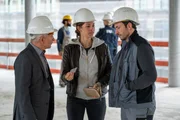 Der Polier Nicolai (Arnel Tači, r.) und seine Verlobte Emma (Marie Hacke, M.) zeigen dem Zollfahnder Winter (Gunnar Helm, l.) bei einer Mitarbeiterkontrolle ihre Papiere &ndash; kurz bevor Emmas Vater von der Baustelle verschwindet.
