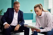 Chloe (Nadia Parkes, r.) lässt sich fortan von Adrian (Nigel Lindsay, l.) im Umgang mit den Medien beraten. Chloe (Nadia Parkes, r.) lässt sich fortan von Adrian (Nigel Lindsay, l.) im Umgang mit den Medien beraten.