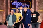 Moderator Kai Pflaume (M.) und seine Rateteam-Kapit&auml;ne Bernhard Ho&euml;cker (l.) und Elton (r.) begr&uuml;&szlig;en in dieser Sendung die Cellistin Raphaela Gromes (2.v.l.) und der Geiger Daniel Hope (2.v.r.).