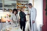 Harry Möller (Maria Ketikidou, l.) und Nina Sieveking (Wanda Perdelwitz, M.) fahren bei Apotheker Seibert (Jacques Palminger, r.) vorbei. In einem Kellerraum, in dem er Medikamente herstellt, riecht es nach Marihuana. Harry Möller (Maria Ketikidou, l.) und Nina Sieveking (Wanda Perdelwitz, M.) fahren bei Apotheker Seibert (Jacques Palminger, r.) vorbei. In einem Kellerraum, in dem er Medikamente herstellt, riecht es nach Marihuana.