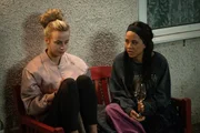 Chloe (Nadia Parkes, l.) muss erkennen, dass sie nicht einmal ihrer vermeintlich besten Freundin Amber (Olive Gray, r.) vertrauen kann. Chloe (Nadia Parkes, l.) muss erkennen, dass sie nicht einmal ihrer vermeintlich besten Freundin Amber (Olive Gray, r.) vertrauen kann.