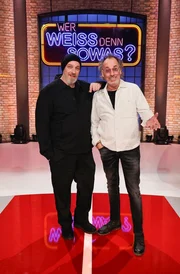 Treten bei "Wer weiß denn sowas?" als Kandidaten an: Komiker und Kabarettist Torsten Sträter (l.) und der Fernsehmoderator und Fernsehproduzent Hugo Egon Balder (r.). Treten bei "Wer weiß denn sowas?" als Kandidaten an: Komiker und Kabarettist Torsten Sträter (l.) und der Fernsehmoderator und Fernsehproduzent Hugo Egon Balder (r.).