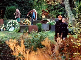 Lilly (Cornelia Gr&ouml;schel,r.) und Lena (Suzanne von Borsody) auf dem Friedhof.