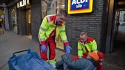 Notfallsanitäter Christoph Grüne (li.) aus Frankfurt im Einsatz Notfallsanitäter Christoph Grüne (li.) aus Frankfurt im Einsatz