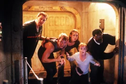 Auf der Flucht vor den Haien (v.li.): Tom Scoggins (Michael Rapaport), Carter Blake (Thomas Jane), Dr. Susan McCallister (Saffron Burrows), Janice Higgins (Jacqueline McKenzie) und Russell Franklin (Samuel L. Jackson)
