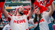 Sven Schrammen (l) singt im Stadion die FC-Hymne. Sven Schrammen (l) singt im Stadion die FC-Hymne.