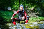 Skisprungstar Andy Goldberger &bdquo;wandert mit der Taucherbrille&ldquo; in den Gimbachkaskaden.