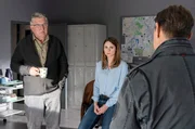 Schroeter (Veit Stübner, l.), Nina (Julia Schäfle, M.) und Finn (Sven Martinek) besprechen im Kommissariat die Ermittlungsergebnisse. Schroeter (Veit Stübner, l.), Nina (Julia Schäfle, M.) und Finn (Sven Martinek) besprechen im Kommissariat die Ermittlungsergebnisse.