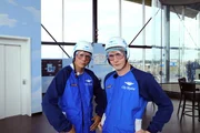 Jeppe und Mark kurz vor ihrem Skydive-Sprung. Die Anz&uuml;ge sehen sehr professionell aus, doch die Jungs springen zum ersten Mal.