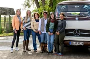 SWR LECKER AUFS LAND, "Zu Gast bei Sarah Schreiber in der Pfalz", am Montag (24.08.26) um 20:15 Uhr im SWR. Die Landfrauen 2026, v.li.: Katrin Humpfer, Paula Altner, Judith Wohlfarth, Sarah Schreiber, Anna Turonok, Myriam Sehringer SWR LECKER AUFS LAND, "Zu Gast bei Sarah Schreiber in der Pfalz", am Montag (24.08.26) um 20:15 Uhr im SWR. Die Landfrauen 2026, v.li.: Katrin Humpfer, Paula Altner, Judith Wohlfarth, Sarah Schreiber, Anna Turonok, Myriam Sehringer