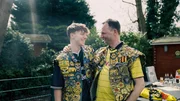 Vater und Sohn in BVB-Kutten. Vater und Sohn in BVB-Kutten.