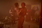 Wer hätte gedacht, dass ein Kammerjägereinsatz so romantisch sein kann? Kurt (Ferdinand Dörfler, 3.v.l.) hat zwar keine Wanzen, aber vielleicht in Miss Rosamund (Claudia Hiersche, 2.v.l.) die große Liebe gefunden. Charles (Adnan Maral, l.), Adriana (Stella Goritzki, M.), Franca (Mariananda Schempp, 3.v.r.), Rafael (Ben Felipe, 2.v.r.) und Millie (Tamara Romera Ginés, r.) beobachten die beiden. Wer hätte gedacht, dass ein Kammerjägereinsatz so romantisch sein kann? Kurt (Ferdinand Dörfler, 3.v.l.) hat zwar keine Wanzen, aber vielleicht in Miss Rosamund (Claudia Hiersche, 2.v.l.) die große Liebe gefunden. Charles (Adnan Maral, l.), Adriana (Stella Goritzki, M.), Franca (Mariananda Schempp, 3.v.r.), Rafael (Ben Felipe, 2.v.r.) und Millie (Tamara Romera Ginés, r.) beobachten die beiden.