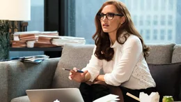 Molly Bloom (Jessica Chastain) organisiert geheime Untergrund-Pokerspiele f&uuml;r die Reichen und M&auml;chtigen. Bald macht sie sich selbst&auml;ndig und die tiefen Taschen von Hollywoodstars, Sportgr&ouml;&szlig;en und erfolgreichen Unternehmern erm&ouml;glichen ihr ein Jahrzehnt mitten im Glitzer und Glamour.