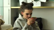 Die handysüchtige Kimmi (Evelin Schwarz) ist verzweifelt: Ihre Schminke ist leer und ungeschminkt geht sie auf keinen Fall zum Auswärtsessen. Kritisch beäugt sie sich im Spiegel. Die handysüchtige Kimmi (Evelin Schwarz) ist verzweifelt: Ihre Schminke ist leer und ungeschminkt geht sie auf keinen Fall zum Auswärtsessen. Kritisch beäugt sie sich im Spiegel.