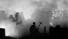 &Uuml;bersteigt die zerst&ouml;rerische Gewalt des Kriegs unsere Vorstellungskraft? Der ukrainische Regisseur Sergei Loznitsa zeigt die verheerenden Folgen des Luftkriegs in deutschen und englischen St&auml;dten. Er hat historische Aufnahmen aus dem Zweiten Weltkrieg zu einem bildm&auml;chtigen Filmessay &uuml;ber das Wesen des Krieges arrangiert. - Brennende H&auml;user nach der Bombardierung von London.