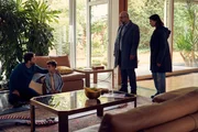 Gemeinsam kommen Alex (Aylin Tezel, r.) und Nowak (&Ouml;zg&uuml;r Karadeniz, 2.v.r.) der Enth&uuml;llung immer n&auml;her. Ihre Suche f&uuml;hrt erneut zu Radu Motrescu (Aleksandar Tesla, l.) und seinem Sohn (Christiano Papasimos, 2.v.l.).